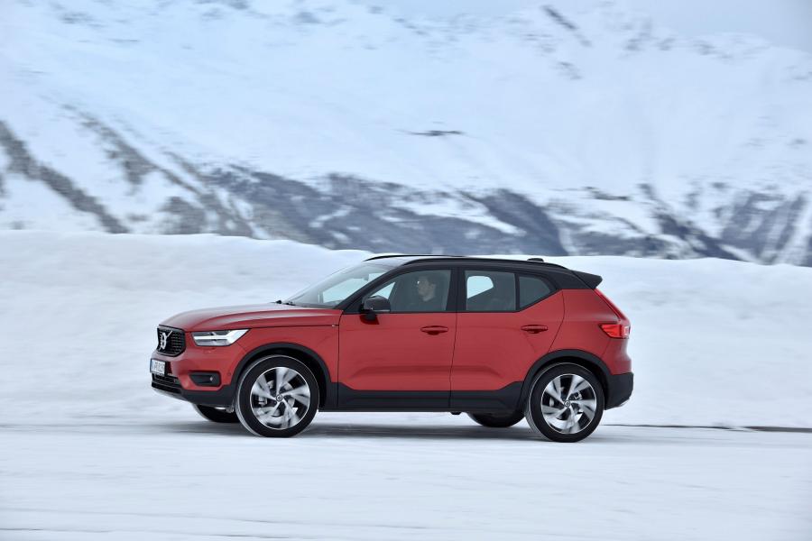 Volvo XC40 D4 R-Design 2017 года  (WW) (фото 5 из 44)